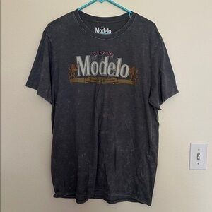 Modelo Graphic Tee 🍻